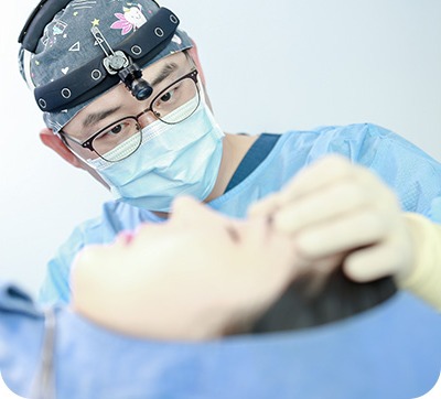 안검내반·외반 교정 수술 장면