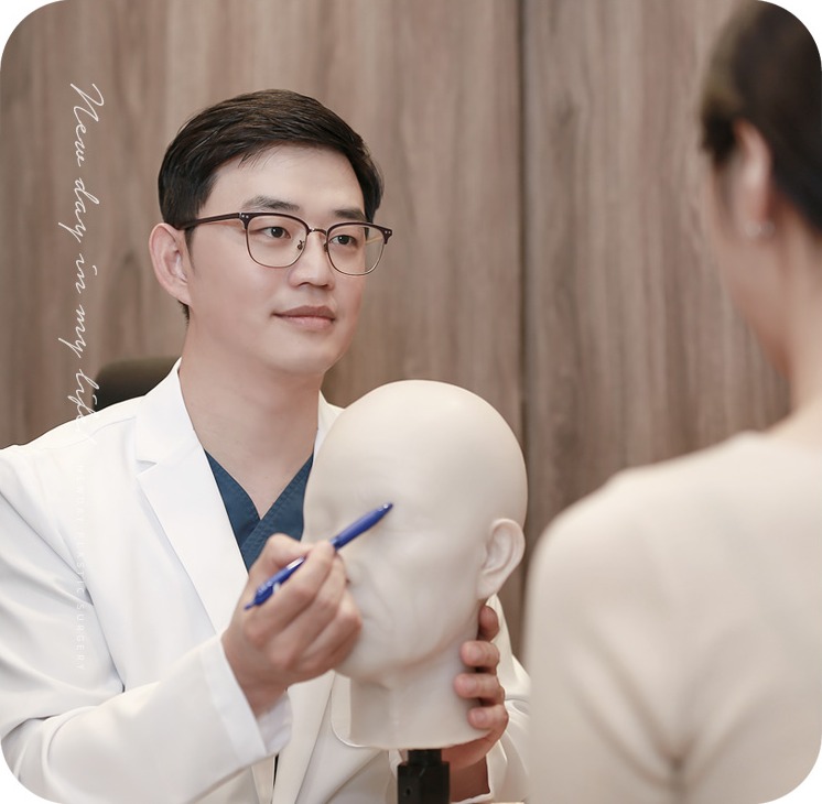 뉴데이성형외과 반썹거상술 상담 장면