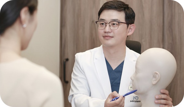 전문의가 1:1 상담으로 얼굴 전체를 분석하는 모습