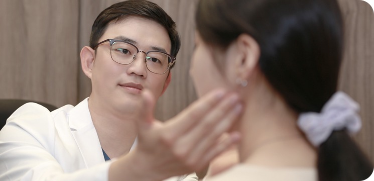 유형별 분석을 통해 안면거상술의 방향과 수술방법을 정하는 상담 장면