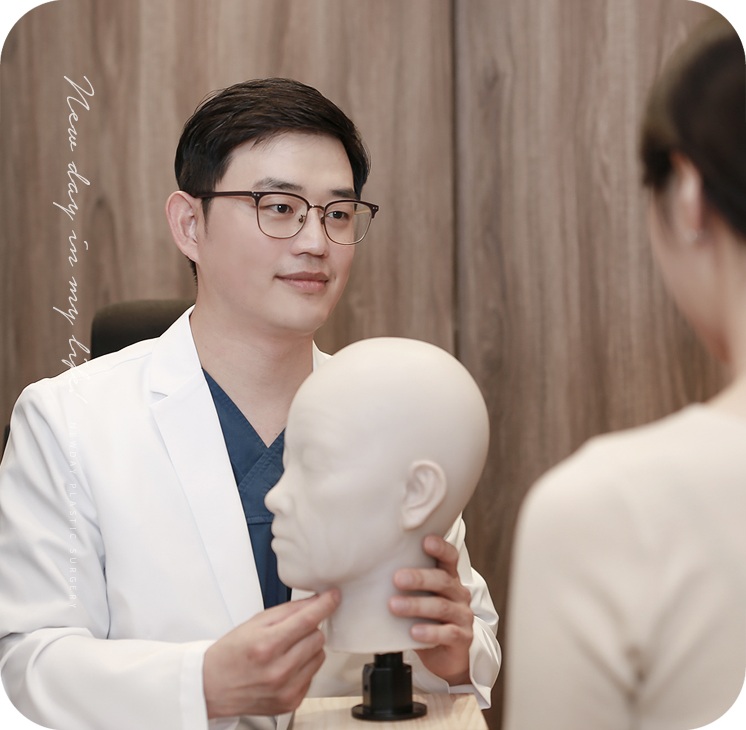 턱밑거상술 수술대상을 상담하는 뉴데이성형외과 전문의