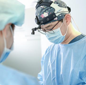 코성형 수술 중인 의료진
