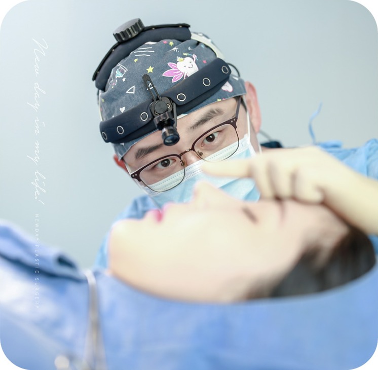 자가늑 코재수술 집도 모습