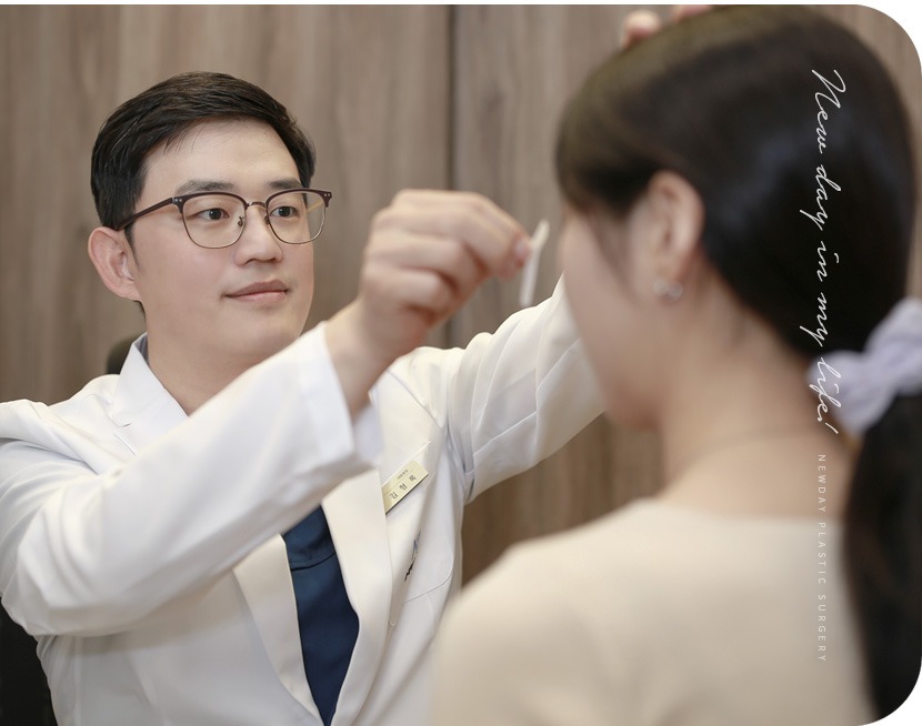 낮은코 성형 상담 모습