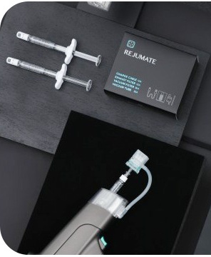 상담 후 시술 부위를 디자인하는 모습